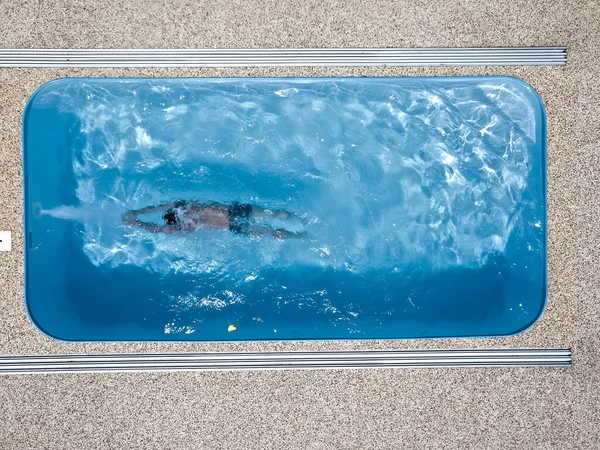 Chlapec Plave Bazénu Sportovní Vlaky Protiproudu Wellness Resort Letecký Pohled — Stock fotografie