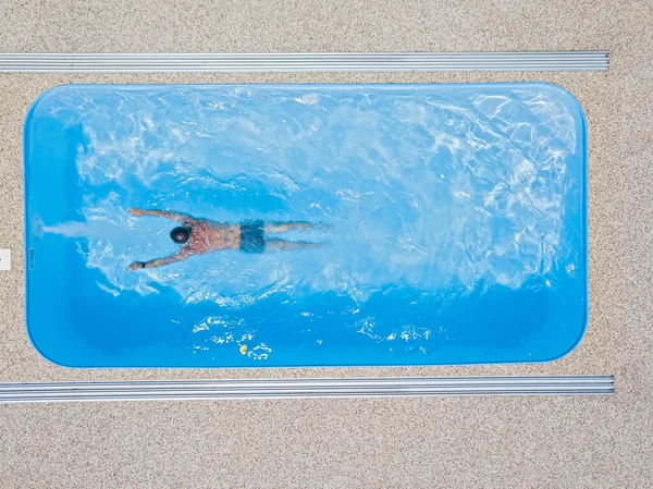 Αγόρι Κολυμπάει Στην Πισίνα Αθλητής Προπονείται Αντίρροπο Κέντρο Ευεξίας Αεροφωτογραφία — Φωτογραφία Αρχείου