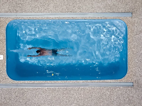 Çocuk Havuzda Yüzüyor Sporcu Ters Akımla Antrenman Yapar Sağlık Merkezinden Telifsiz Stok Imajlar