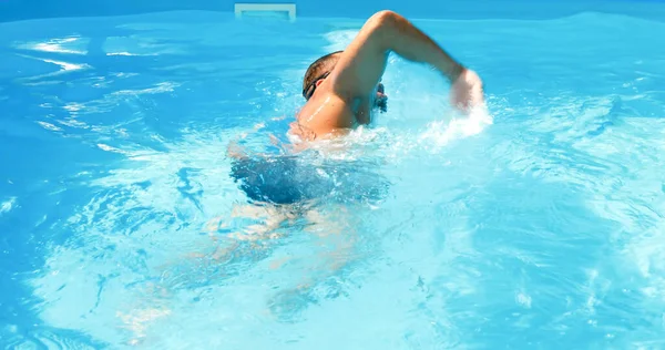 Een Jongeman Traint Een Zwembad Atleet Zwemt Tegenstroom Fitness Training — Stockfoto