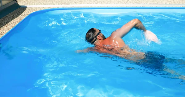 Молодий Чоловік Тренується Домашньому Басейні Спортсмен Плаває Контрпотоці Фітнес Тренування — стокове фото