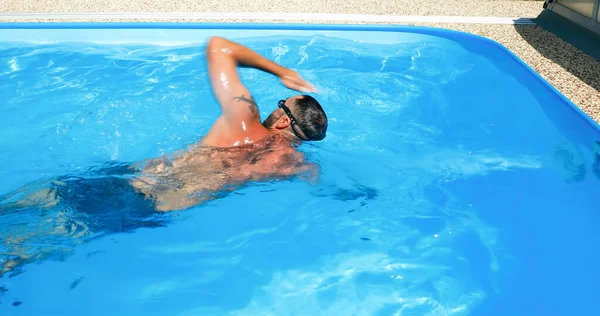 Молодий Чоловік Тренується Домашньому Басейні Спортсмен Плаває Контрпотоці Фітнес Тренування — стокове фото