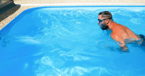 Ein Junger Mann Trainiert Heimischen Pool Sportler Schwimmt Gegenströmung Fitnesstraining — Stockfoto