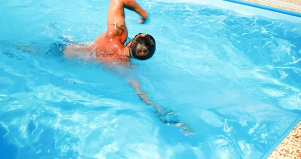 Een Jongeman Traint Een Zwembad Atleet Zwemt Tegenstroom Fitness Training — Stockfoto