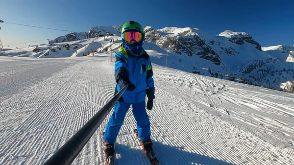 Küçük Çocuk Kayak Yapıyor Yaşındaki Bir Çocuk Alp Tatil Beldesinde — Stok fotoğraf