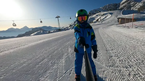 Niño Esquiando Niño Años Disfruta Unas Vacaciones Invierno Resort Alpino —  Fotos de Stock