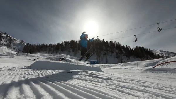 Niño Esquiando Niño Años Disfruta Unas Vacaciones Invierno Resort Alpino —  Fotos de Stock