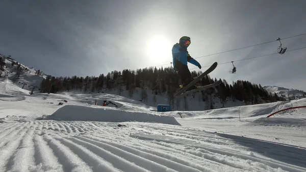 小男孩在滑雪 一个6岁的孩子在阿尔卑斯山度假胜地度寒假 — 图库照片