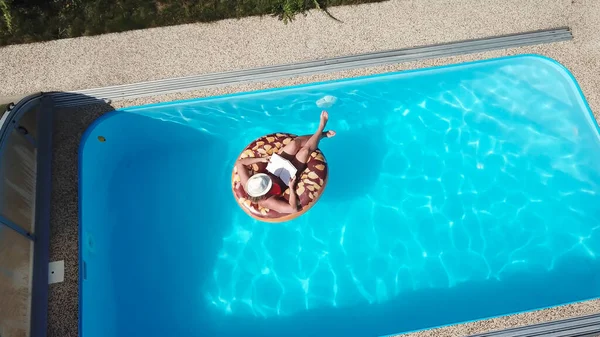 Junge Frau Genießt Sommerspaß Hotelpool Das Mädchen Entspannt Sich Mit — Stockfoto