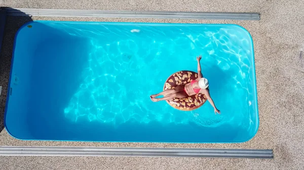 Junge Frau Genießt Sommerspaß Hotelpool Das Mädchen Entspannt Sich Mit — Stockfoto