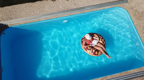 Junge Frau Genießt Sommerspaß Hotelpool Das Mädchen Entspannt Sich Mit — Stockfoto