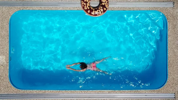 Schöne Junge Frau Schwimmt Schwimmbad — Stockfoto