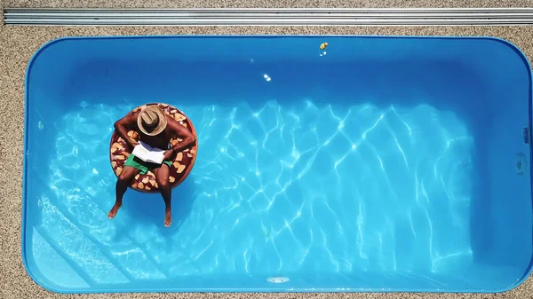 Ein Junger Mann Genießt Den Sommerspaß Hotelpool Junge Entspannt Sich — Stockfoto