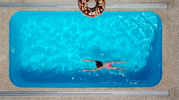 Beautiful Young Woman Swimming Swimming Pool — Stock Photo, Image