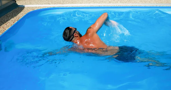 Ein Junger Mann Trainiert Heimischen Pool Sportler Schwimmt Gegenströmung Fitnesstraining Stockbild