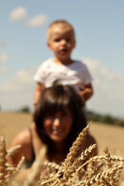 Anne ve oğlu, tahıl