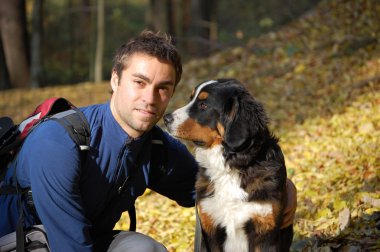 Köpeği olan genç bir adam..