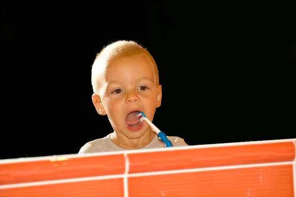 Маленький мальчик чистит зубы . — стоковое фото