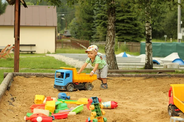 Маленький мальчик в песочнице . — стоковое фото