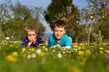 Çocuklar ve çiçekler.