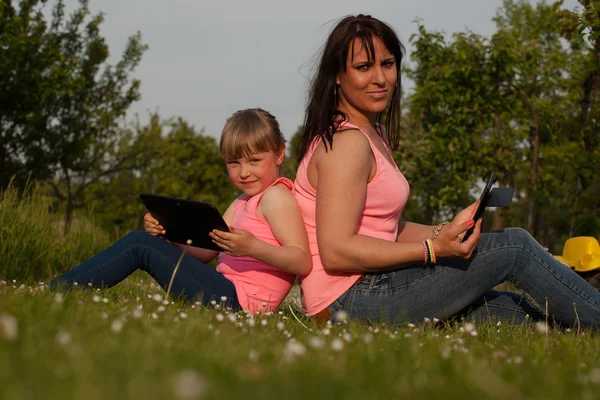 Matka a dcera pracuje na tabletu. — Stock fotografie