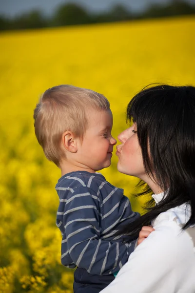 Portrét malého chlapce s jeho matkou. — Stock fotografie
