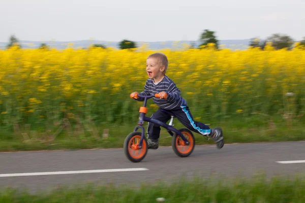 Kleiner Junge auf dem Fahrrad. — Stockfoto