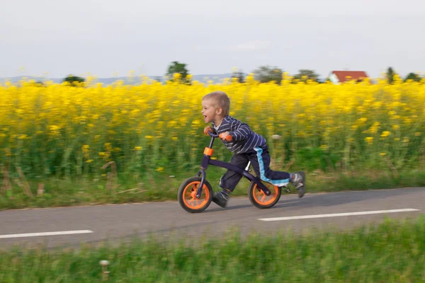 Menino numa bicicleta. — Fotografia de Stock