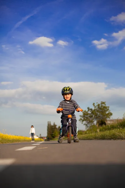 Ragazzino sta imparando a bicicletta . — Foto Stock