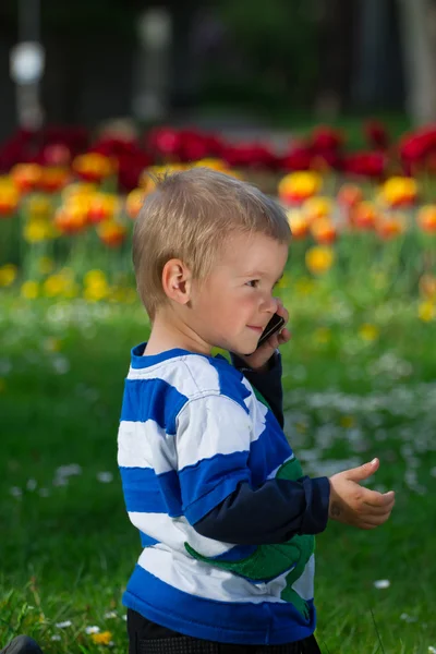 Мальчик и мобильный телефон . — стоковое фото