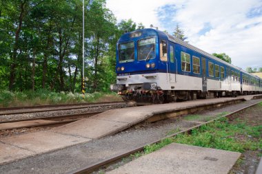 Tren geçerken.