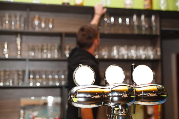 Barın arkasında genç adam.