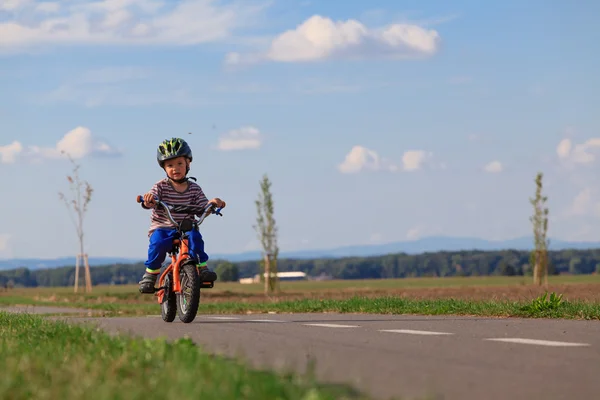 Kleiner Junge auf dem Fahrrad. — Stockfoto