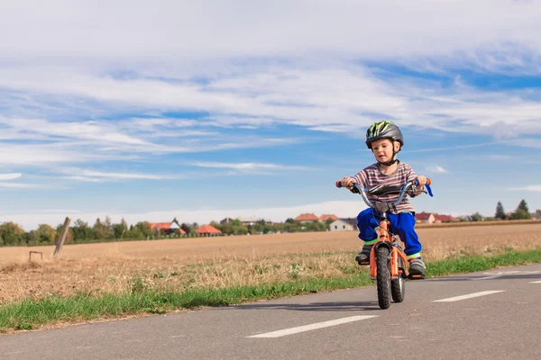 骑自行车的小男孩. — 图库照片