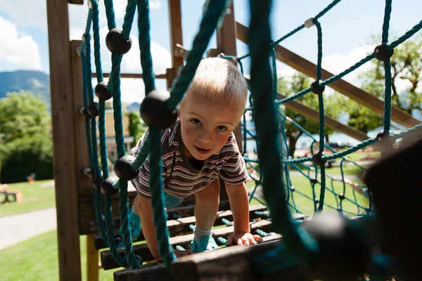 Мальчик на детской площадке . — стоковое фото