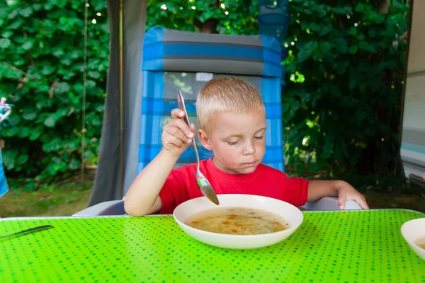 Мальчик ест суп . — стоковое фото