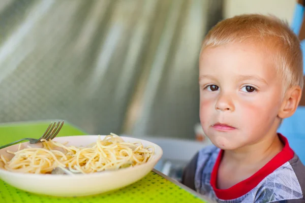 Мальчик ест спагетти . — стоковое фото