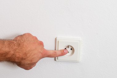 parmak ve elektrik prizine