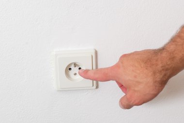 parmak ve elektrik prizine