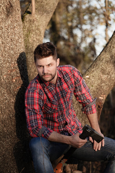 стильный дровосек с топором
