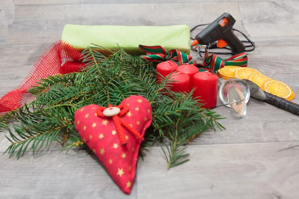 Handgemaakte productie Kerstmiskronen. — Stockfoto