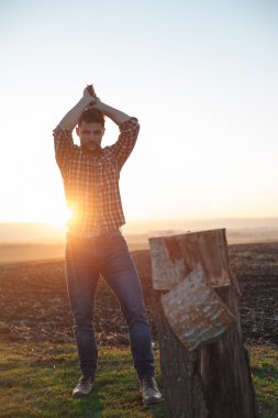 İş yerinde şık oduncu.