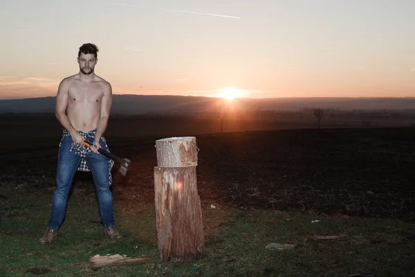 Der stilvolle Holzfäller bei der Arbeit. — Stockfoto