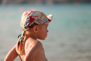 Sahildeki küçük çocuk..