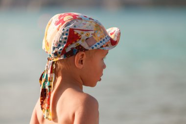 Sahildeki küçük çocuk..