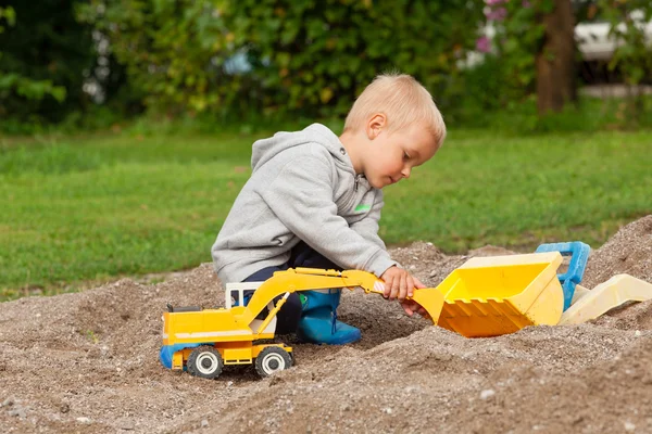 Kum küçük çocuk.