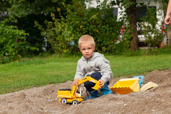 Niño en la caja de arena . — Foto de Stock