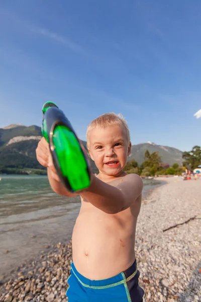 Маленький мальчик на пляже. — стоковое фото