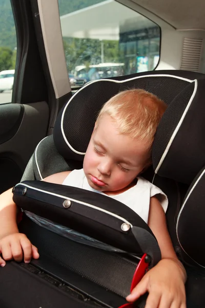 Segurança de assento de menino e carro . — Fotografia de Stock