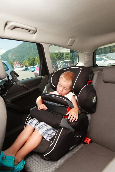 Segurança de assento de menino e carro . — Fotografia de Stock